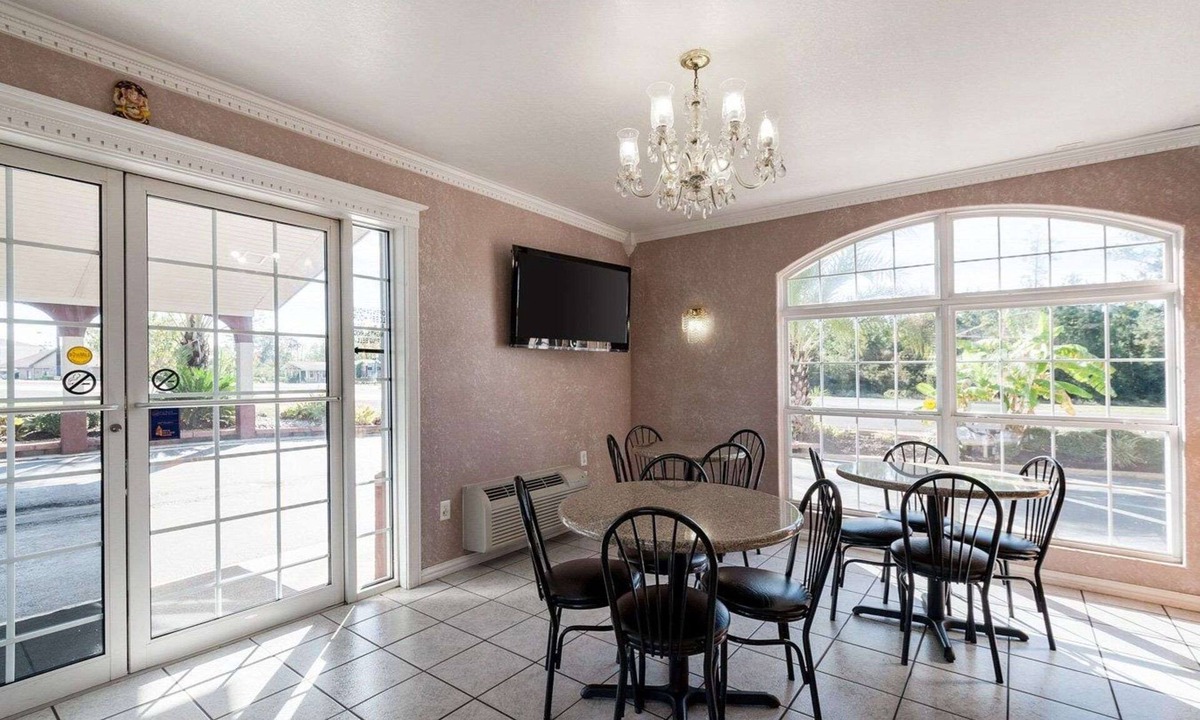 Jasper Hotel | Econo Lodge Jasper