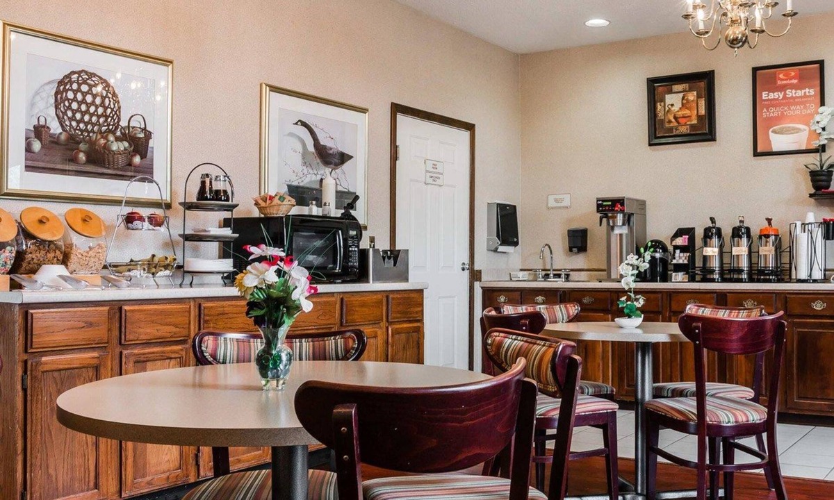 Grand Rapids Hotel | Econo Lodge & Suites Grand Rapids Airport