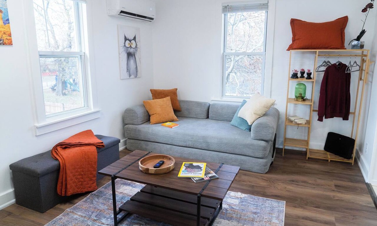 River Rouge Apartment | EconoPod 6 - 15 min to DT - free str. Pkg - AC - work desk space w/wobble stool