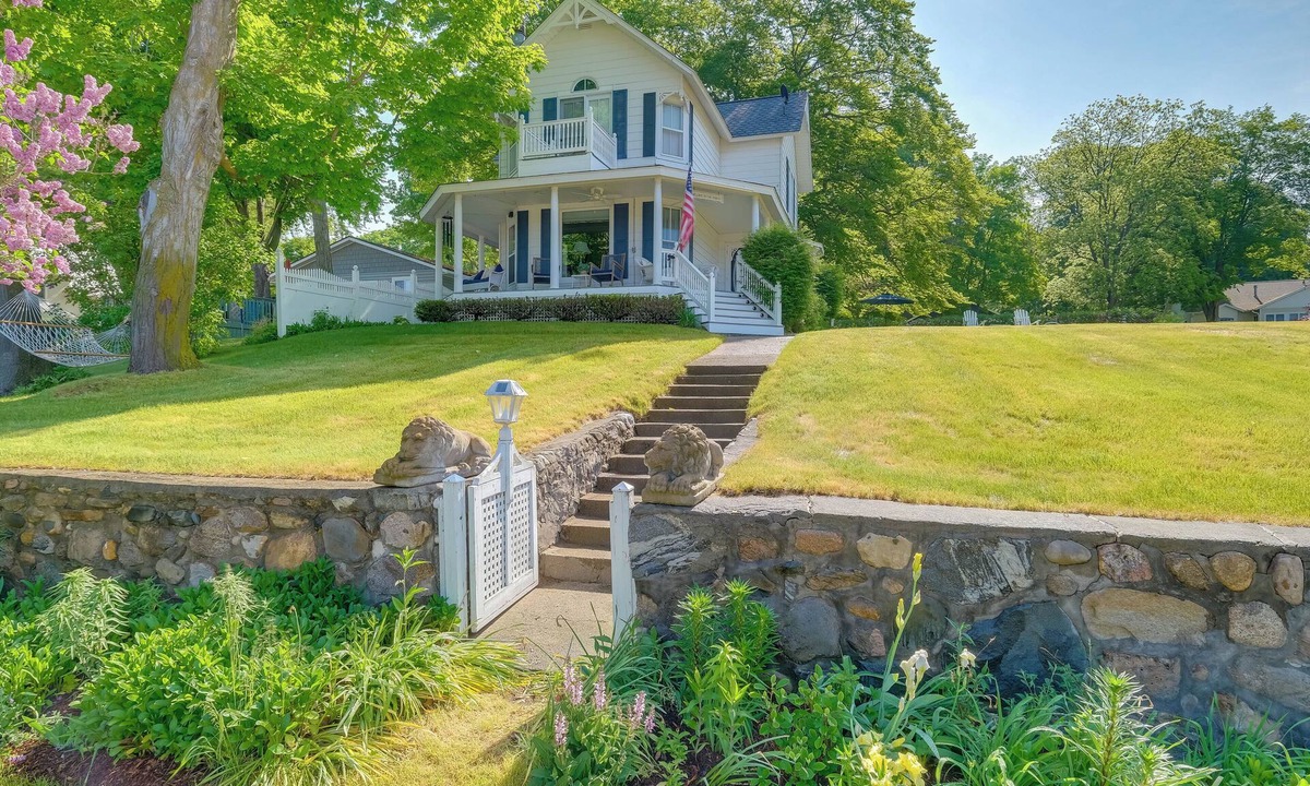 Alden Cottage | Elegant 1905 Home: Steps to Torch Lake & Dtwn