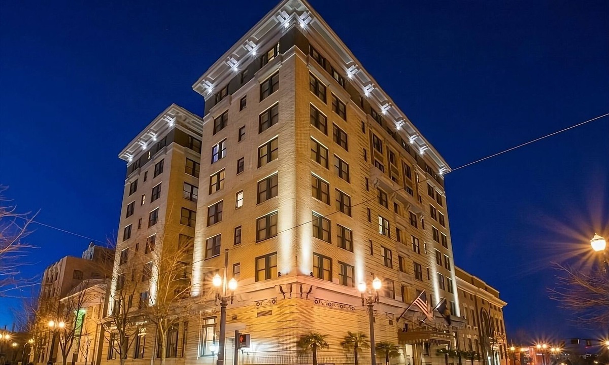Goose Hollow Hotel | Elegant Suite Stay | Pets Allowed | 0.2 mi to Providence Park | Parking
