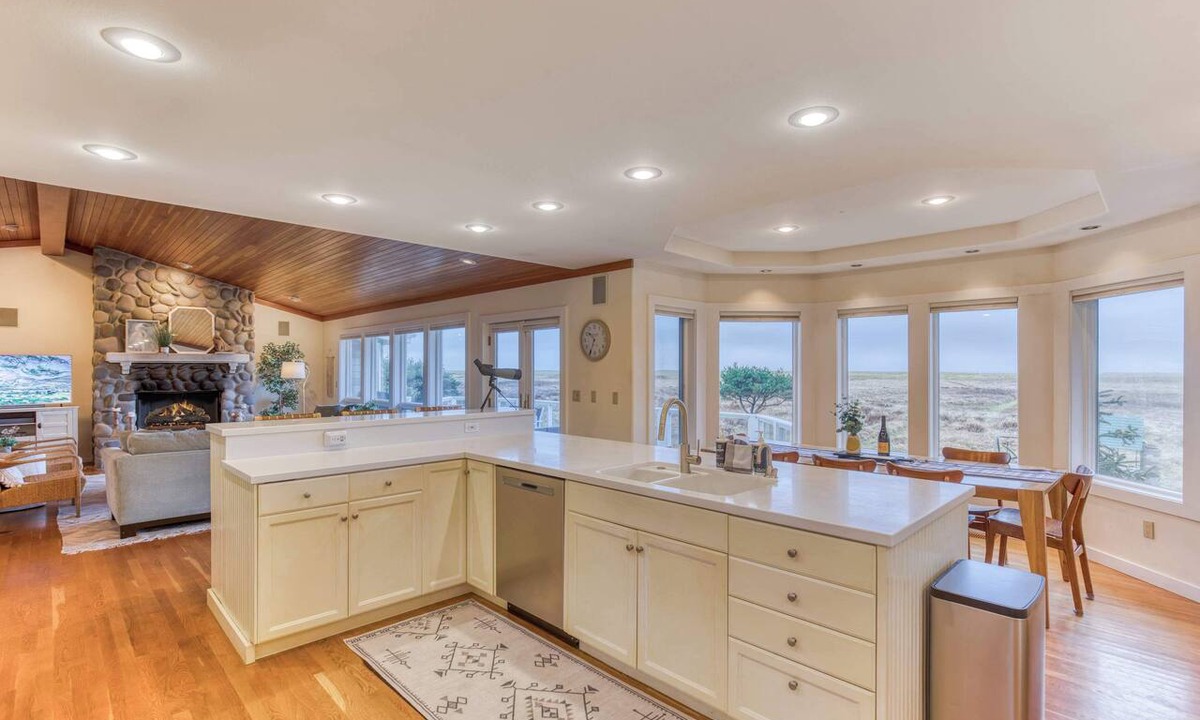 Gearhart House | Elk Ridge - Lux Oceanfront Family Retreat Hot Tub