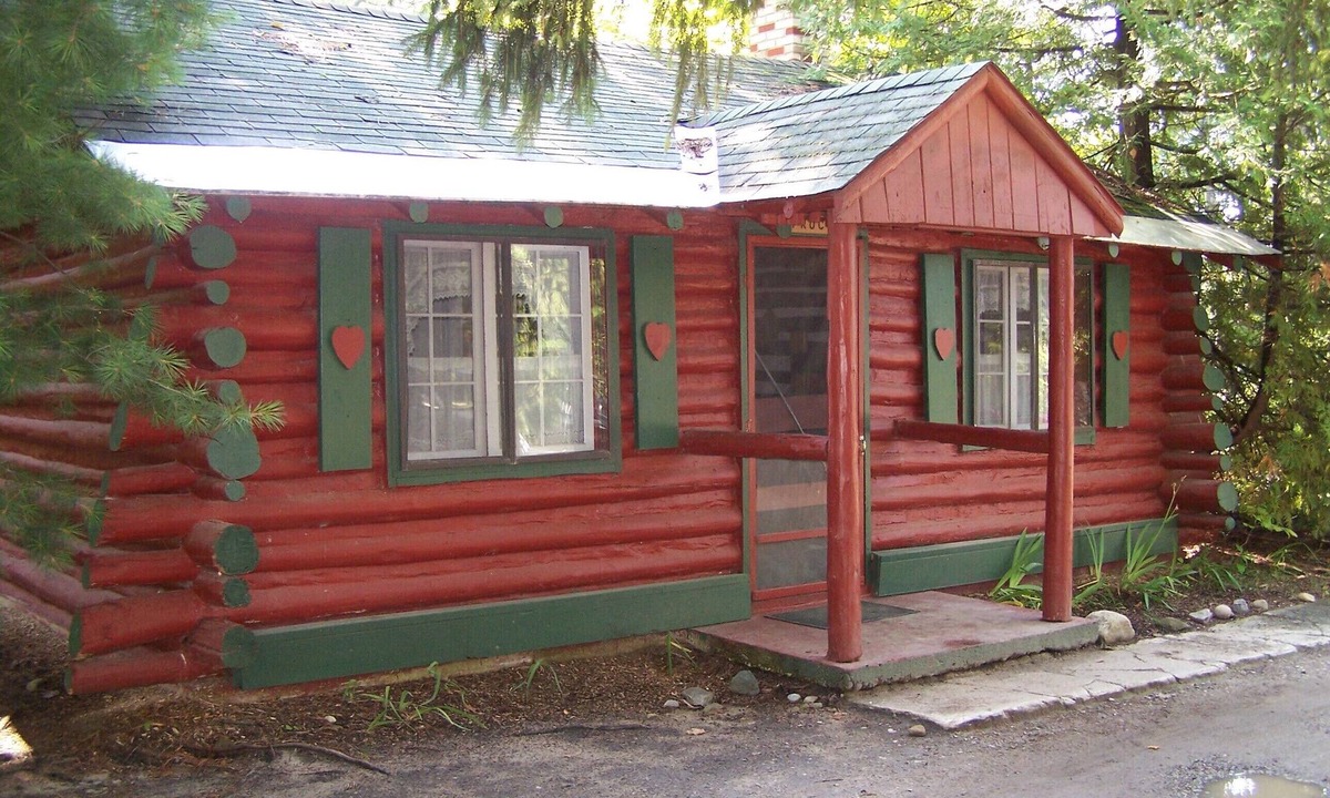 Grawn Cabin | Ellis Lake Resort - Spruce Log Cabin-Interlochen/Traverse City