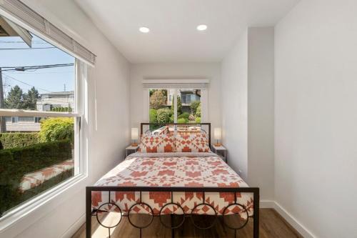 East Queen Anne Apartment | Emerald Leaf Downstairs
