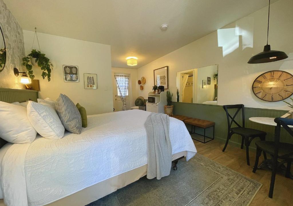 Port Angeles Hotel | Emerald Valley Inn