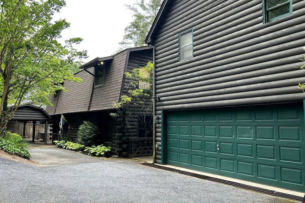 Glenville Cabin | Enchanting Cabin with Breathtaking Sunset and Lake Views in North Carolina