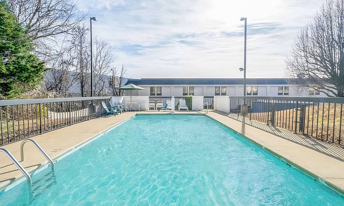 Lookout Valley Neighborhood Association Hotel | Enjoy Pool Access and Easy Trips to Ruby Falls from This King Room