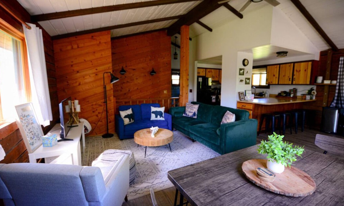 Hinckley Cabin | Entire Cloverdale Cabins.Hottub.Sleeps 13-16