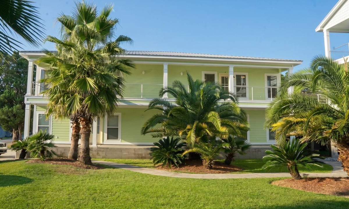 Kreole Apartment | Entire Ground Floor · 6BR 4BA · Sleeps 12 · W/D
