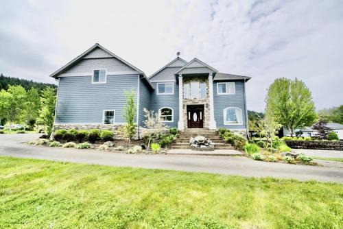 Philomath House | Entire house with basement Redtail Ridge Sleeps up 25 OSU Beaches PNW