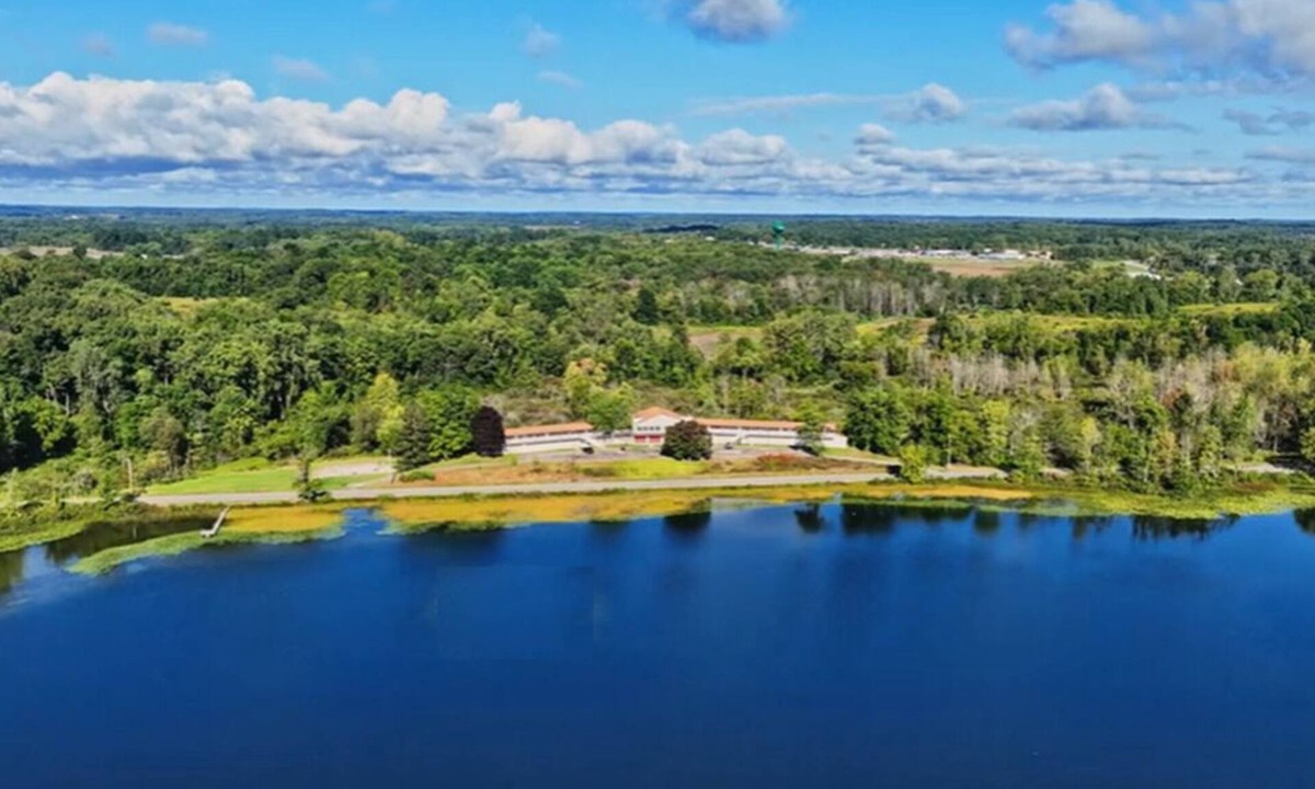 Angola Cabin | Entire Lakefront Lodge! - 8 bedrooms - Sleeps 24 - 4 Bathrooms - Kayaks & Bikes!