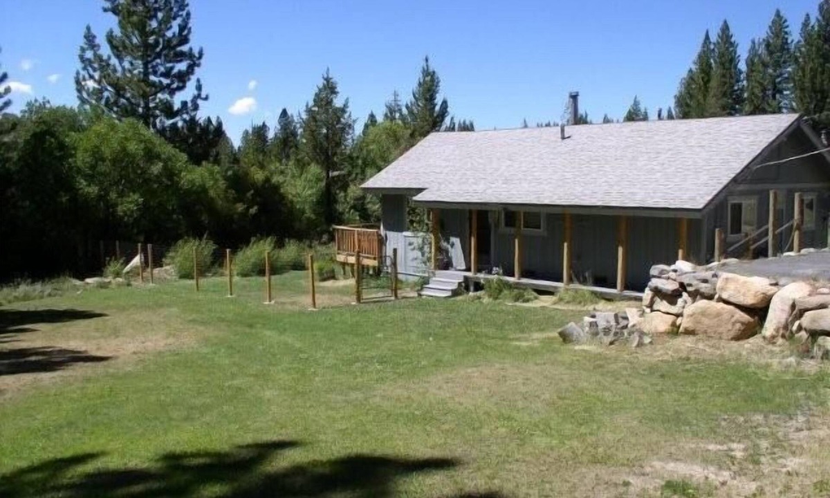 Pioneer Trail Cabin | Enveloped by serenity. Fenced Yard for dogs. Hot Tub. Walk/Bike to Trails, River