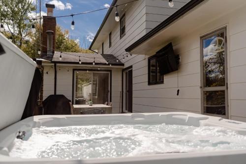 Riverside House | Evergreen Lodge