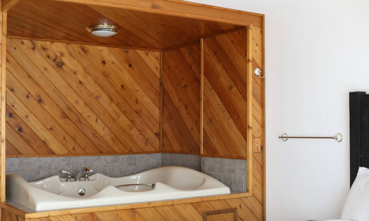 Tomahawk Cabin | Every Room with a Beautiful View of The Wisconsin River *