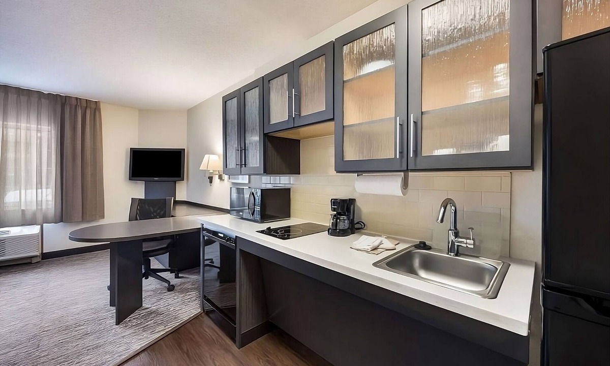 Warrenville Hotel | Everything You Need For The Perfect Vacation! Full Kitchen, Pets Allowed