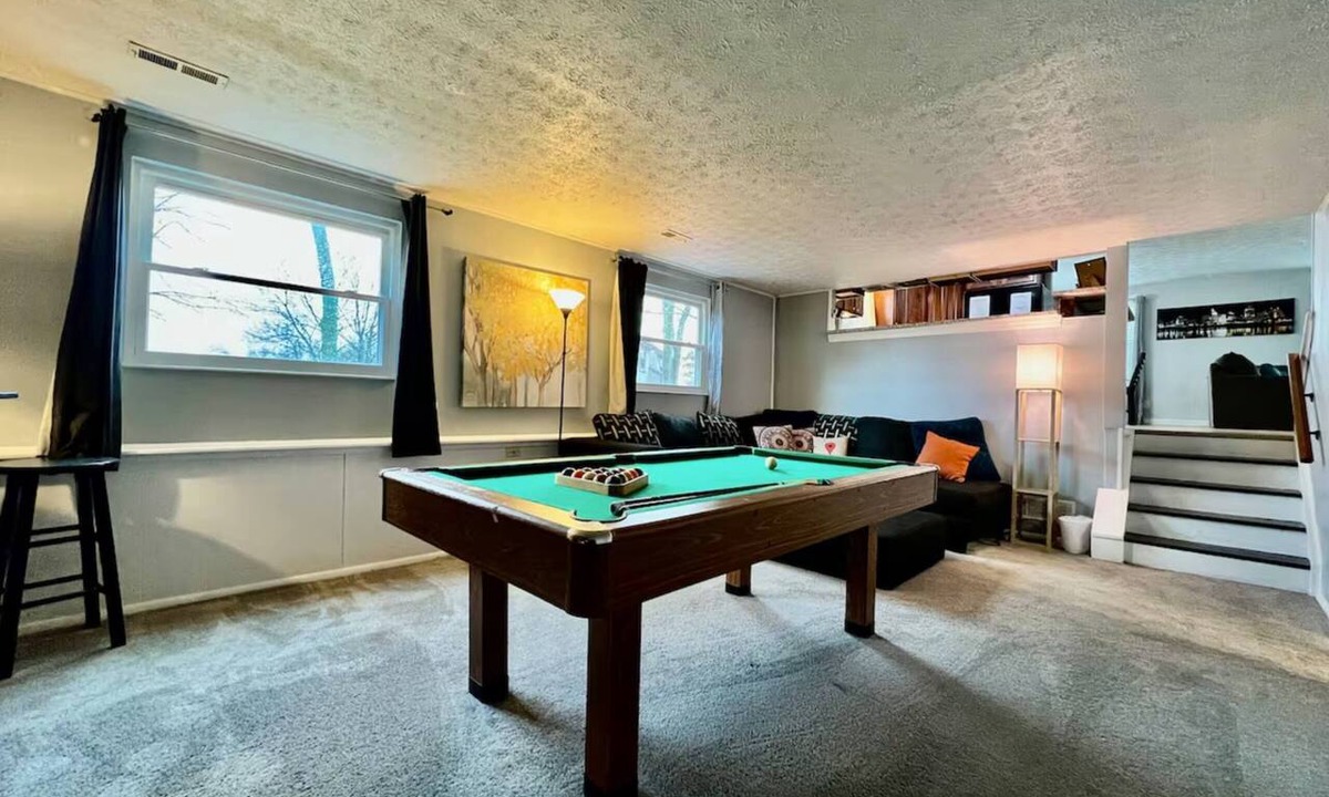 Lindenwald House | Executive Home - Work Ready - Garage - Dogs OK - 600 Mbps Internet - Pool Table