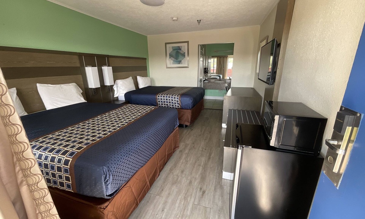 Beaumont Hotel | Executive Inn & Suites