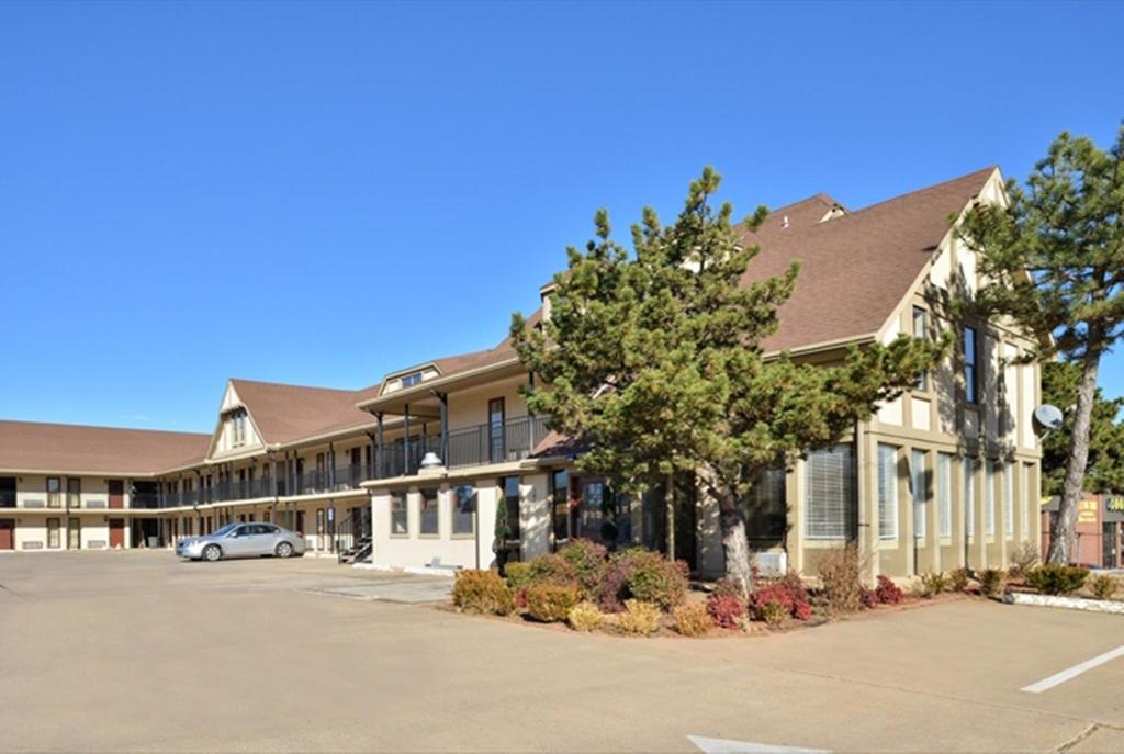 Edmond Hotel | Executive Inn