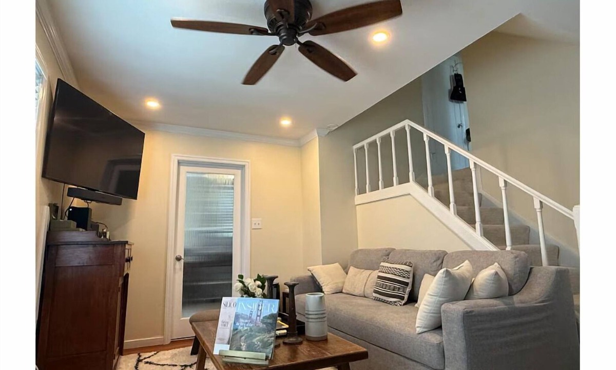 Central San Mateo House | Executive Style Home w/Sun Deck & Pull Out Couch