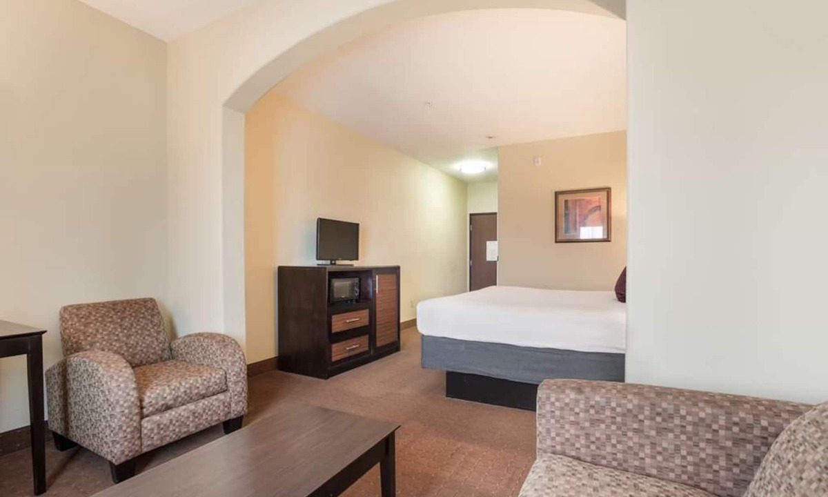 Saint Landry Hotel | Experience Comfort in Bunkie! With Free Parking & Free Breakfast, Pool!