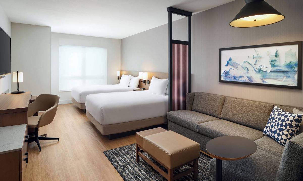 Melbourne Hotel | Experience Melbourne! 6 Miles Away from the Beach + Breakfast Included