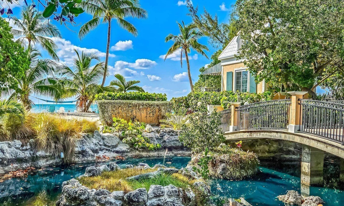 Islamorada House | Experience paradise at 75731 Overseas Highway, a stunning 4-bedroom retreat in Islamorada.