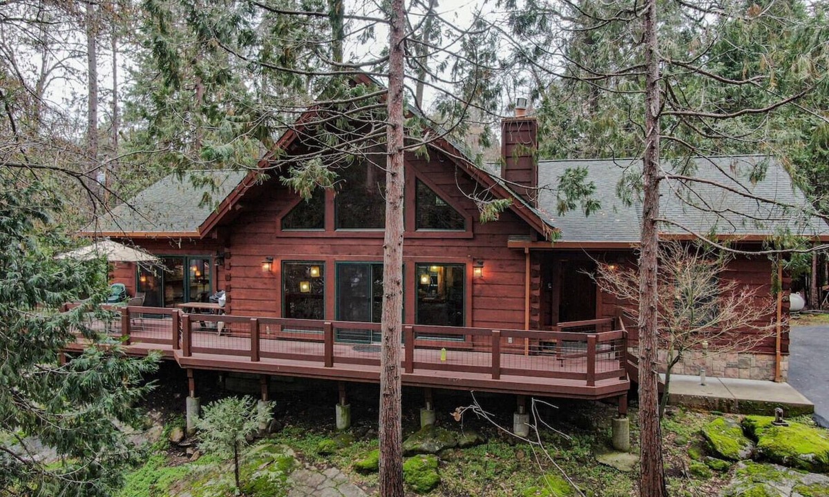 Mono Vista Cabin | Exquisite Custom Log Cabin in the Pines
