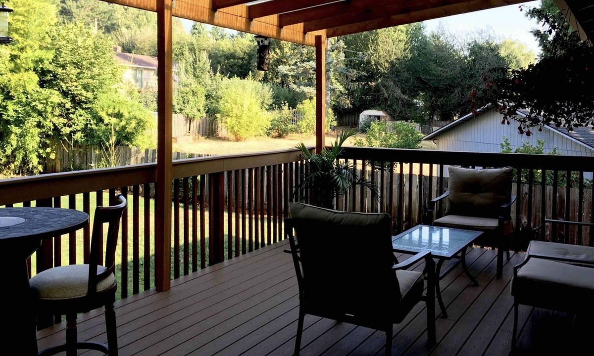 West Linn House | Extended Stay Walk to Restaurants Cafés & Food Carts Patio Large Yard Pet