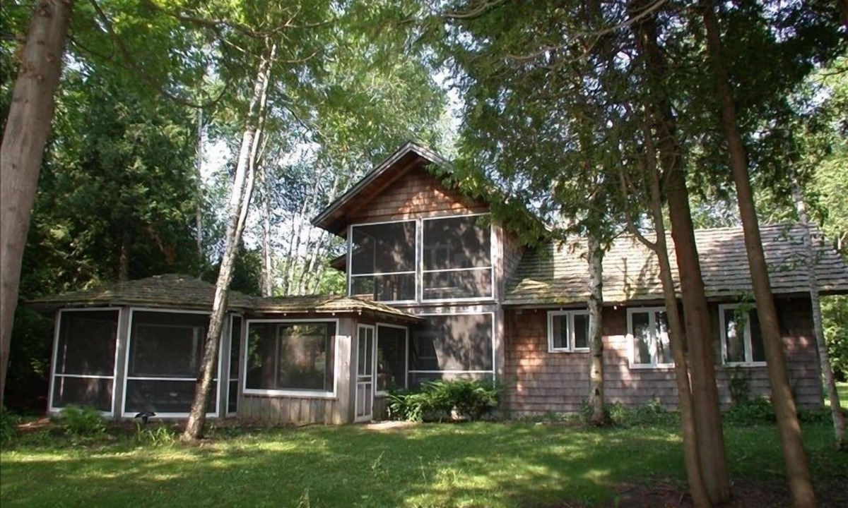Baileys Harbor Cabin | Fabulous Log Cabin on Kangaroo Lake in Door County, Wisconsin