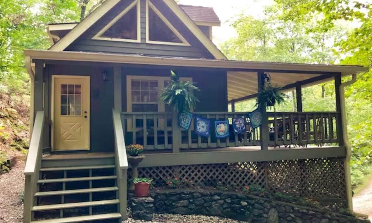 Screamer Mountain Cabin | Falling Waters: Cozy Updated Cabin in the Woods