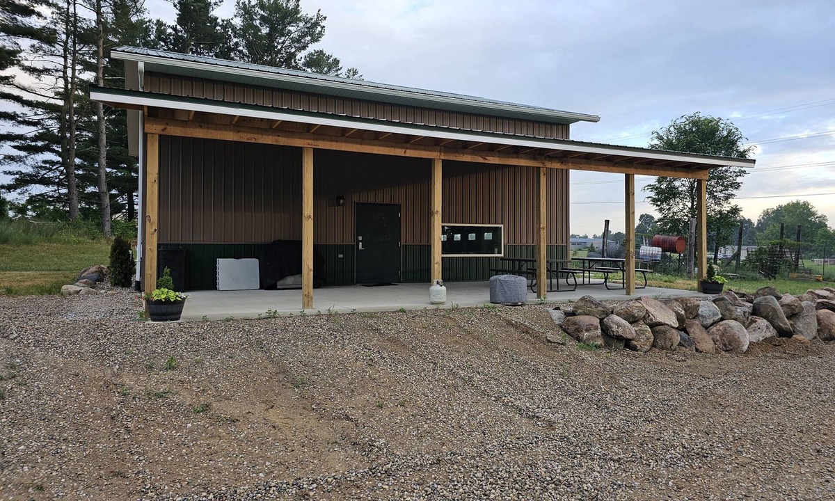 Caro Cabin | Family size lodge! Deer Ranch Experience 20 mins from legendary Frankenmuth!