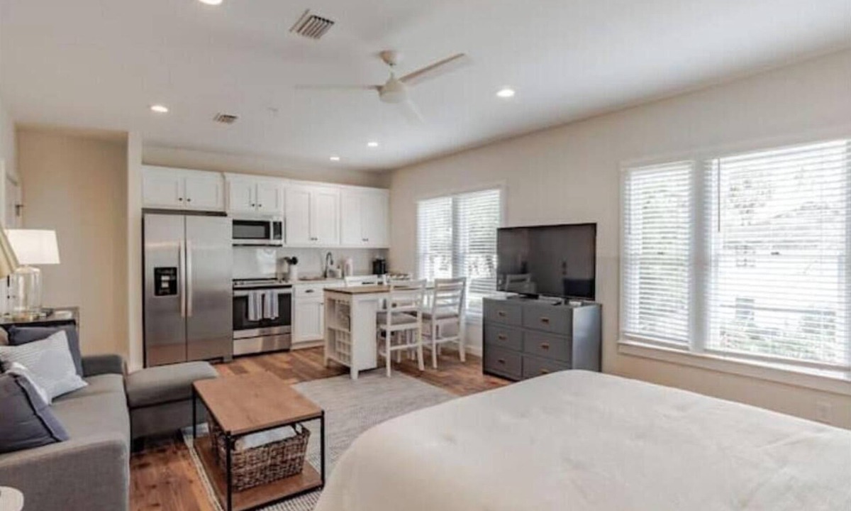 Leinkauf Apartment | Fantastic studio in Leinkauf Historic District!