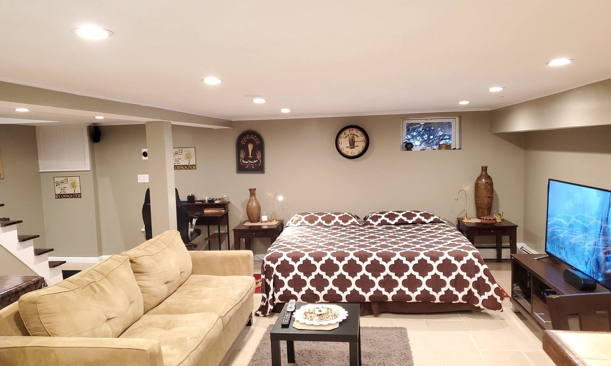 Valley Stream Apartment | Fantastic STUDIO apartment - WALK to TRAIN - FREE PARKING