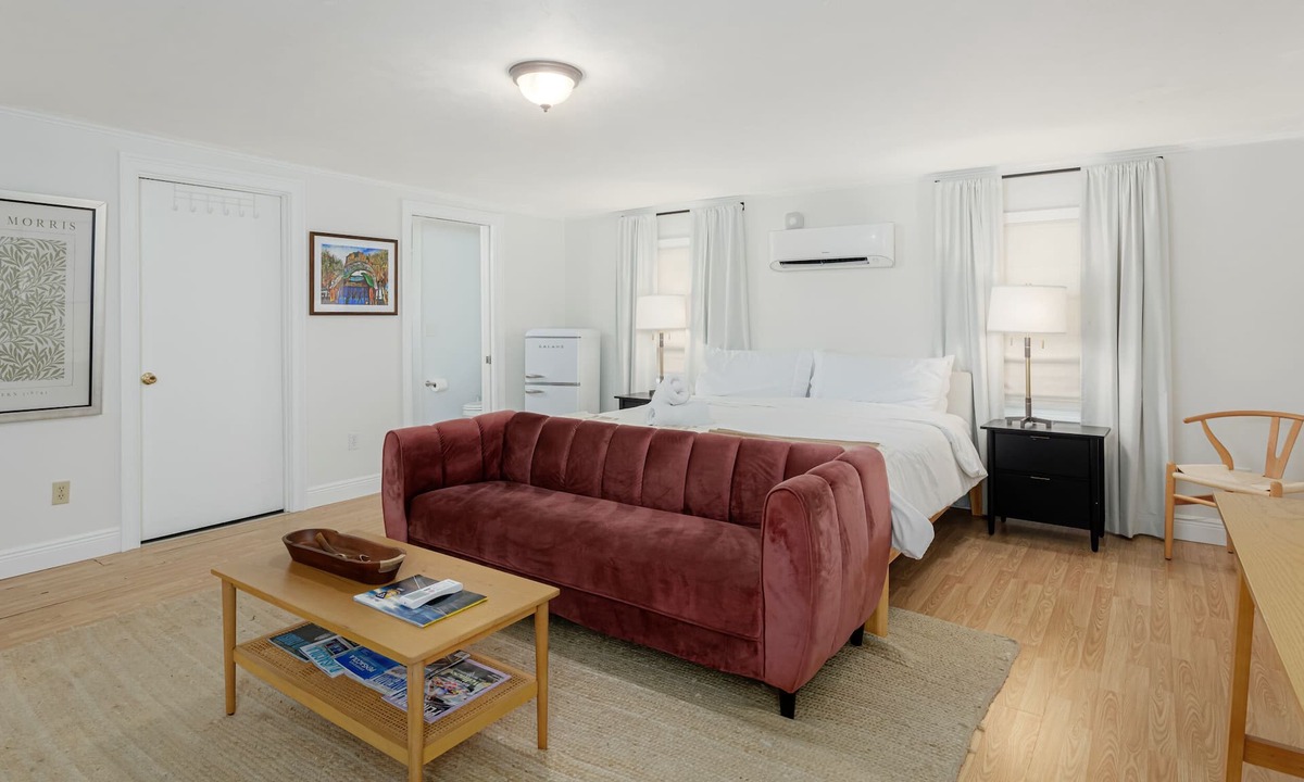 Lakeview Apartment | Fast WiFi, King Bed, Central Location, Pets Welcome, Fenced Yard!