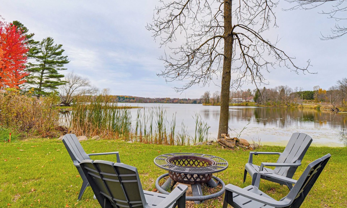 Luck Cabin | Fish, Swim & Explore! 2-Cabin Camp on Round Lake