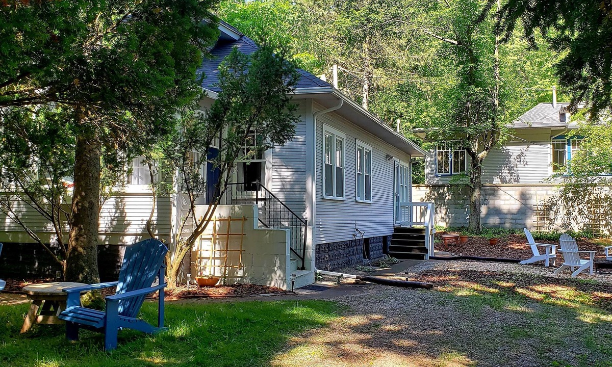 New Buffalo House | Five minute walk to the beach! 3 bedroom, 1 bath cottage.