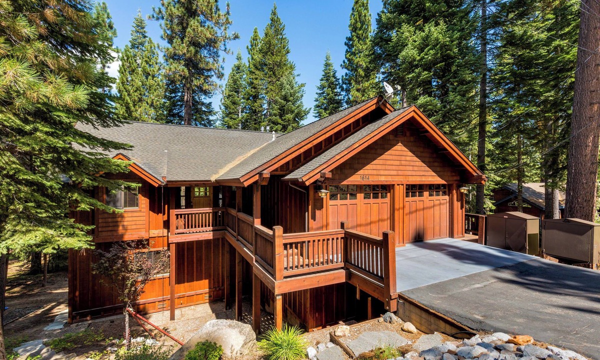 Tahoe Paradise House | Forest View Lodge in Tahoe Paradise: Hot Tub, Game Room, Media Room, Location!