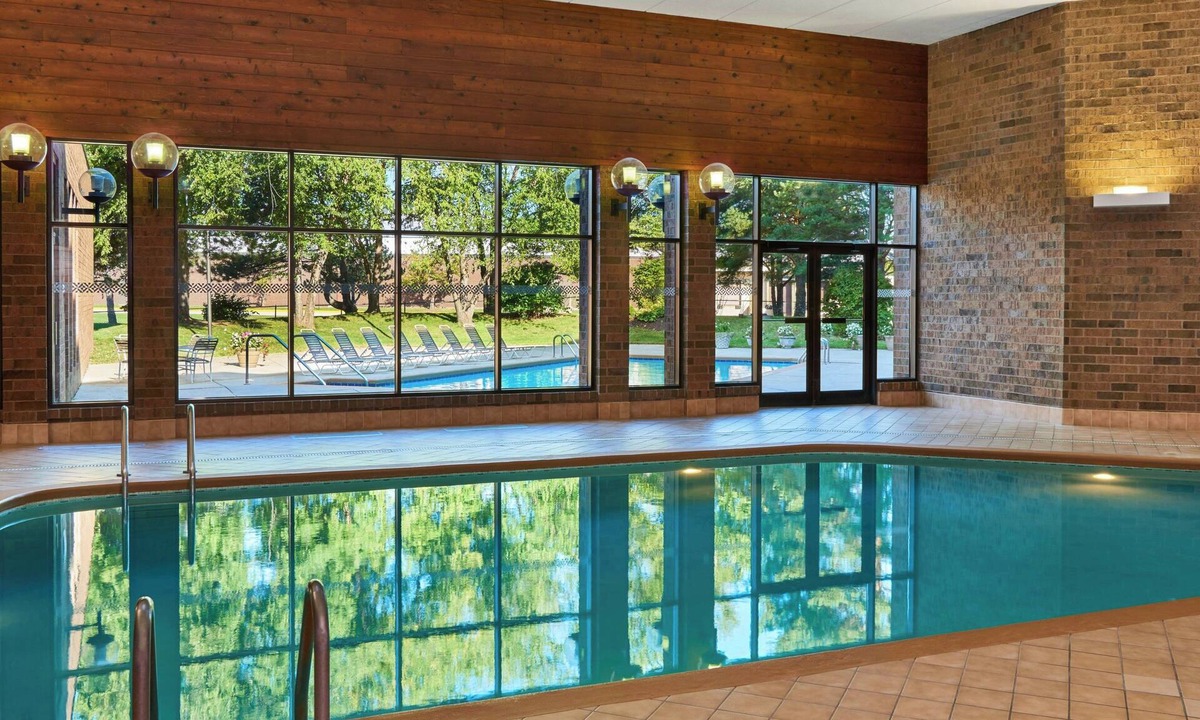 Brown Deer Hotel | Four Points by Sheraton Milwaukee North Shore