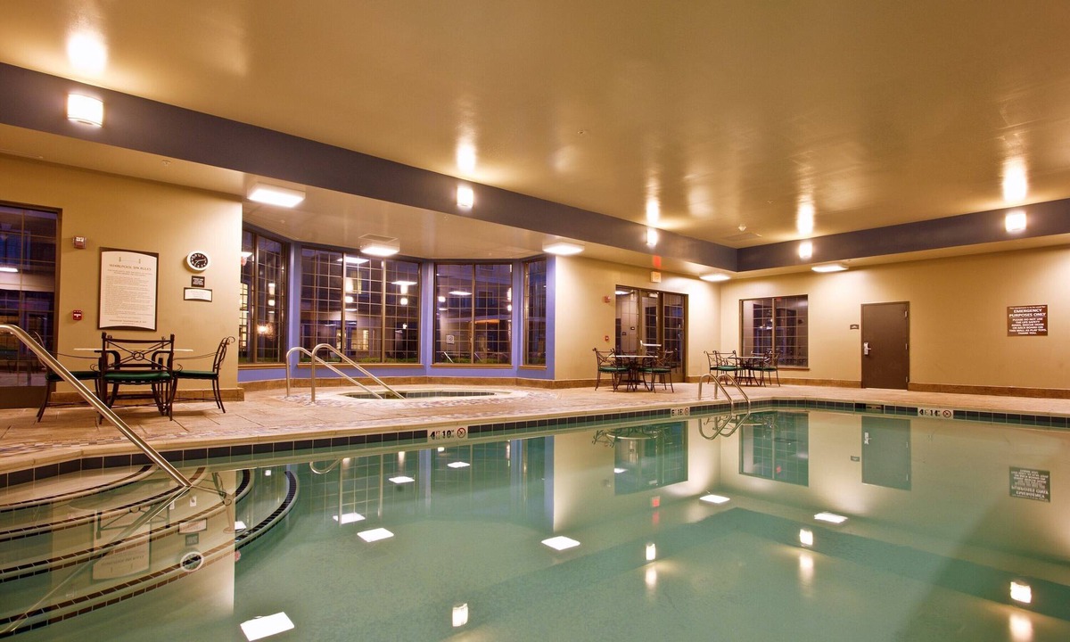 Novi Apartment | Free Breakfast Buffet. Pool, Hot Tub & Gym Access!