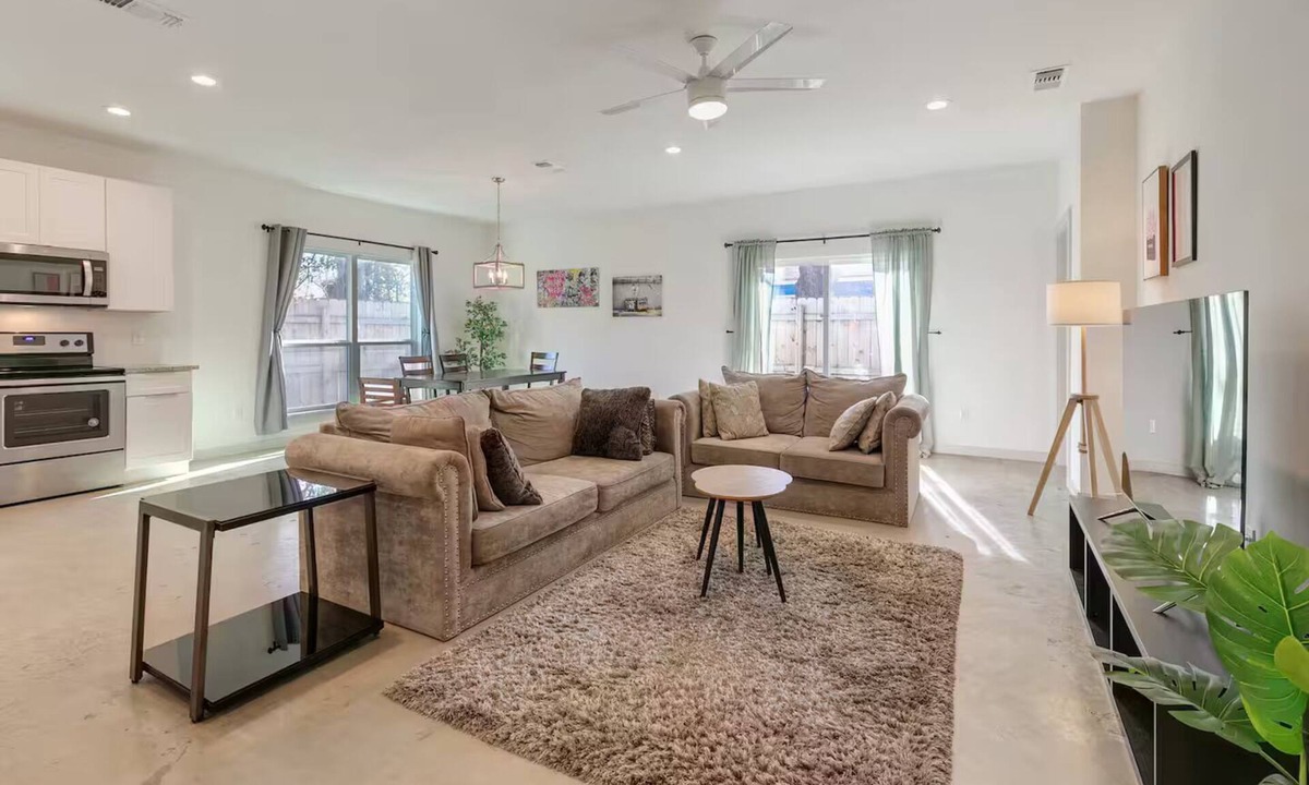 South Dallas - Fair Park House | Fresh and Clean 3 Bedroom Home Away from Home, right by Downtown Dallas