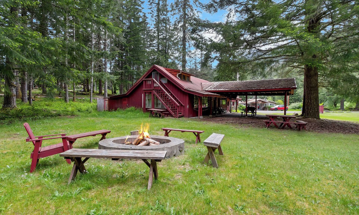 Ashford Cabin | Front Lodge Near Mount Rainier, Sleeps 8, Big Living Room