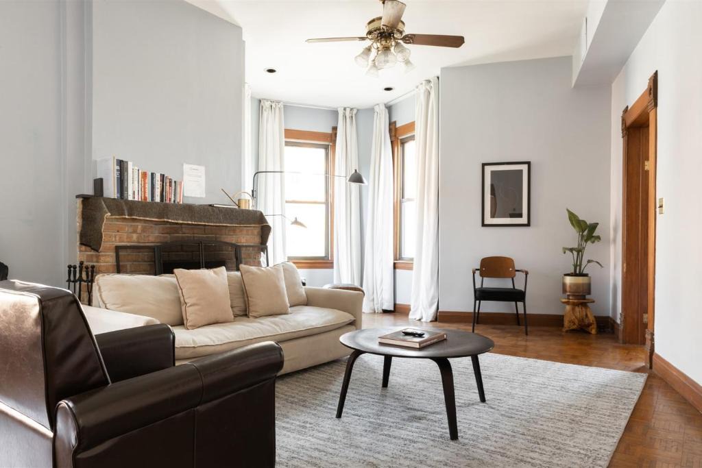 Mid-North District Apartment | FRONTDESK Classic 2 BR Apt in Lincoln Park