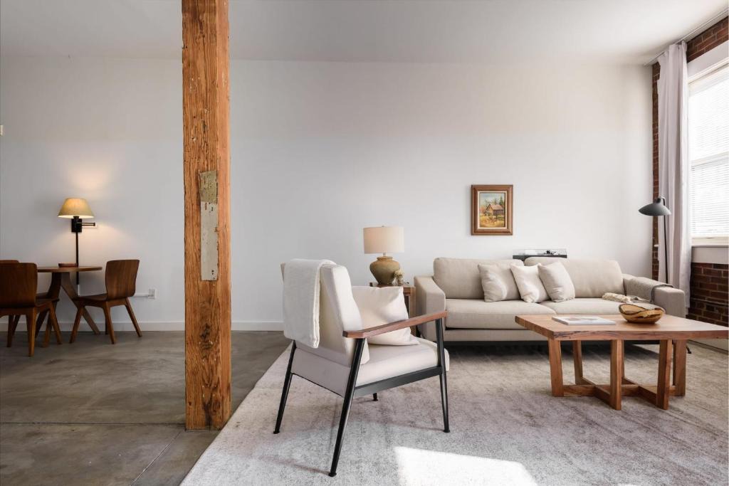 Downtown St. Louis Apartment | FRONTDESK Spacious 2 BR Apt with Full Kitchen