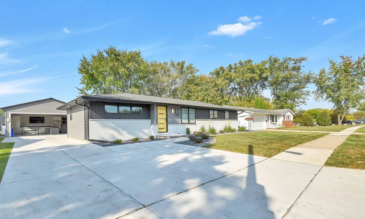 Green Bay House | FULL Remodel, loaded Entertainment Garage! Steps to Lambeau, Titletown, Resch!