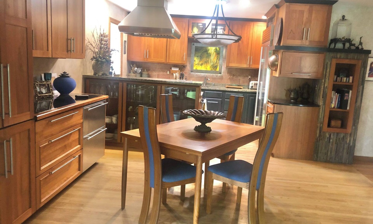 Verona House | Fully decked out 4 Bdrm, relaxing backyard retreat. Minutes from Epic