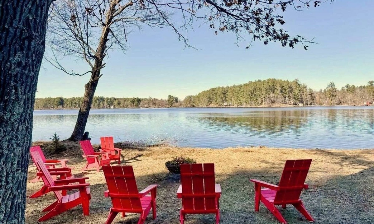 Tomahawk House | Fully stocked LAKE house! Canoes, Kayaks, Paddle boat, Level frontage.