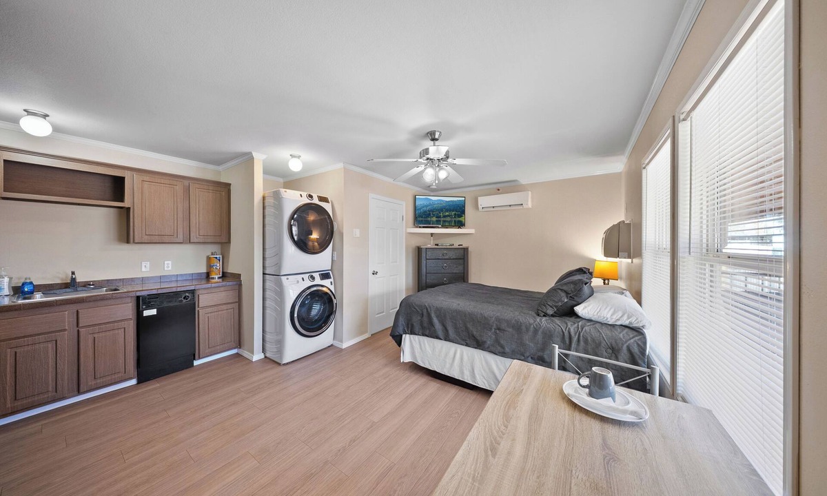 Sunshine Apartment | Furnished Executive Suite Near DOW + Shintech - C1