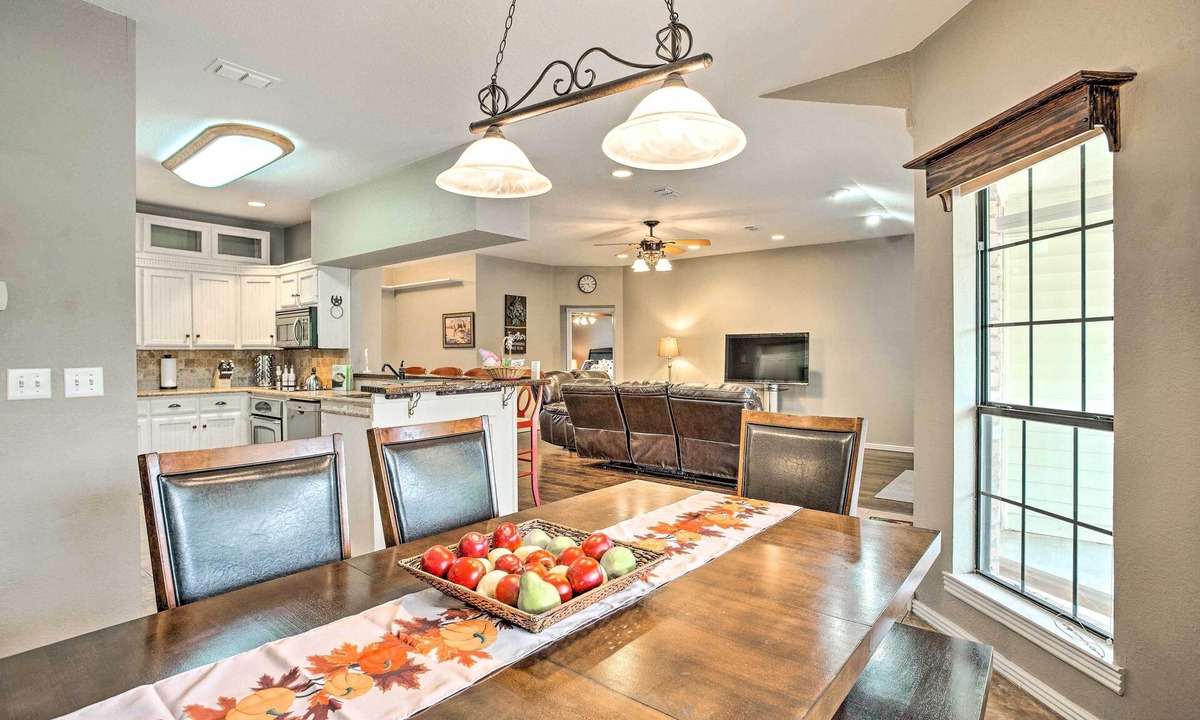 Gainesville Cottage | Gainesville Home w/Outdoor Oasis, 16 Mi to Lake