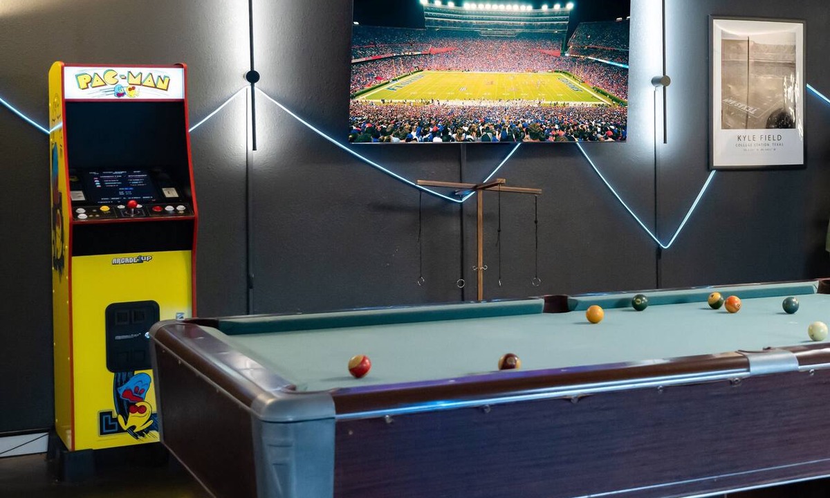 College Station House | Game Room Fun Mini Golf Sleeps 12