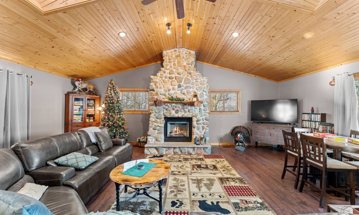 Lyndon Station Cabin | Game Room Log Cabin Near Dells Hot Tub